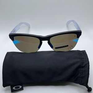 NWOT. Unisex Oakley Frogskins sunglasses. Rimless frames with transparent arms.